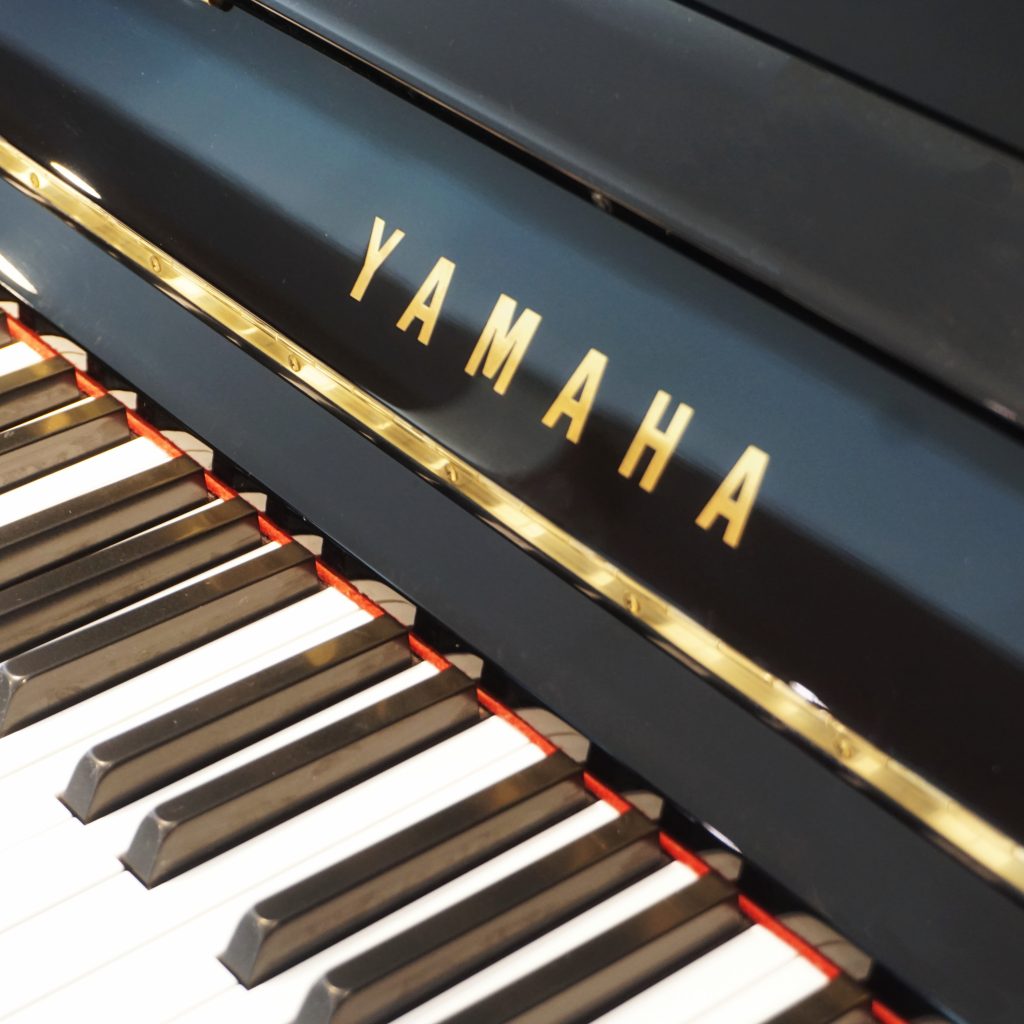 Yamaha U30BL – 4432431 – Close up