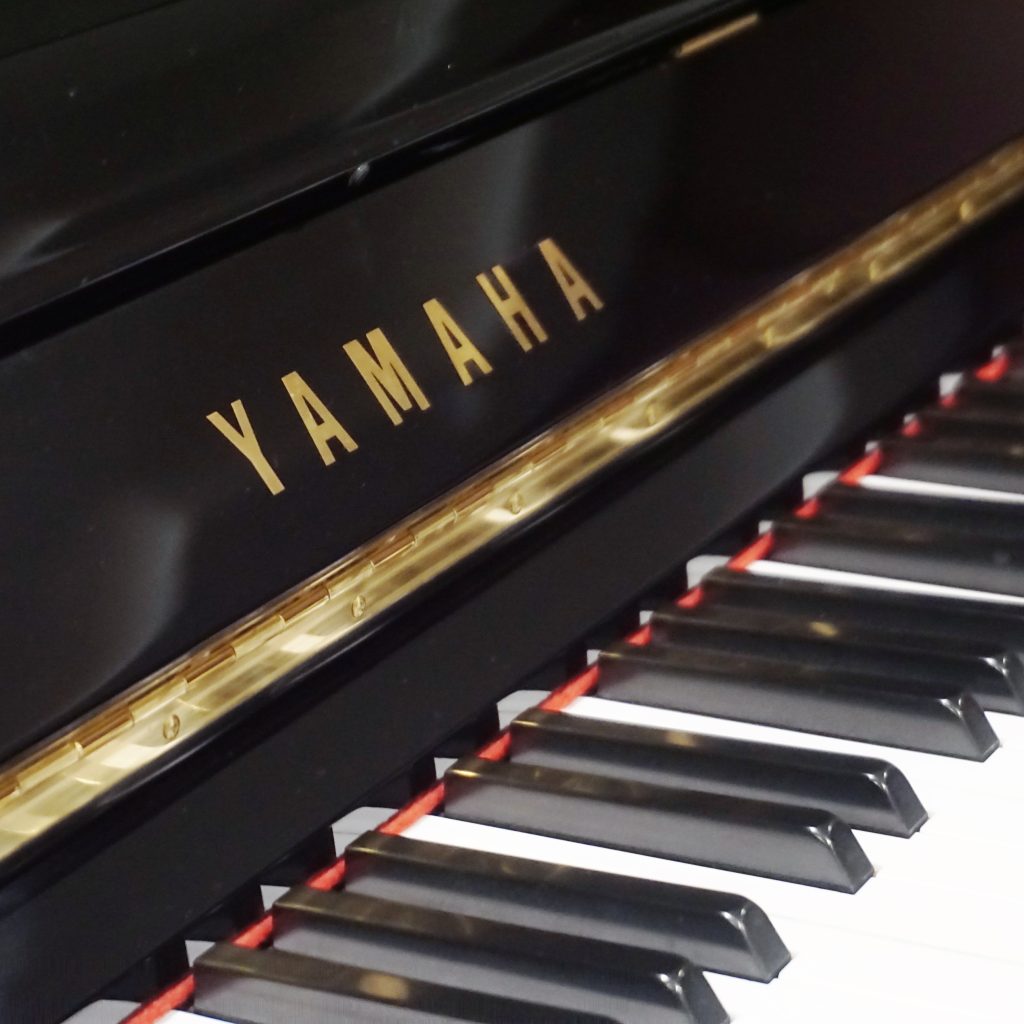 Yamaha U30BL – 4617412 – Close up (1)
